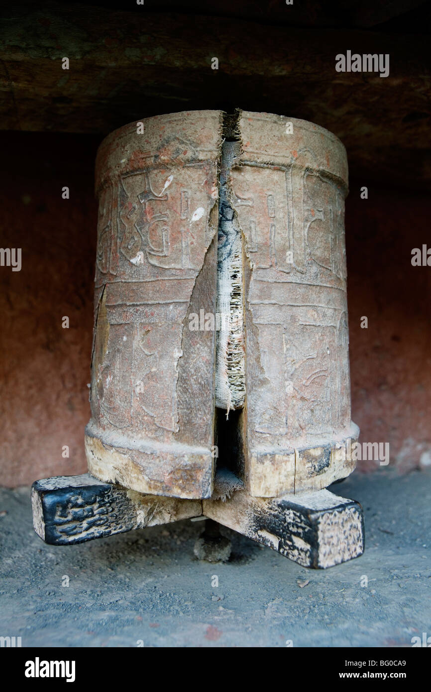 Buddista Tibetana ruota di preghiera in Ladakh Himalaya indiano. Foto Stock