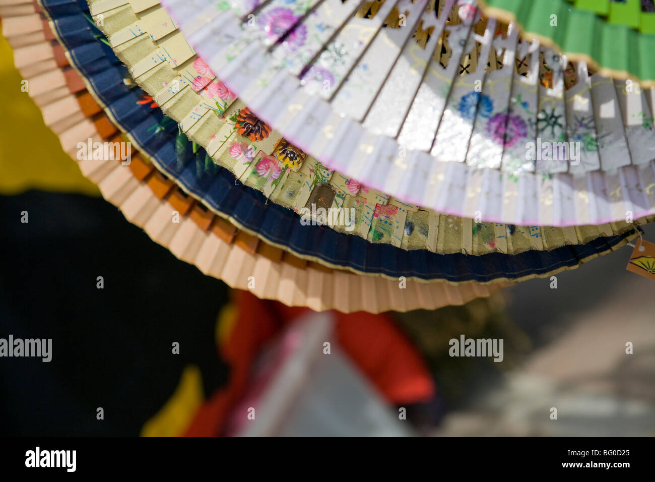 Ventole a mano a un mercato in stallo, Siviglia, Andalusia, Spagna Foto Stock