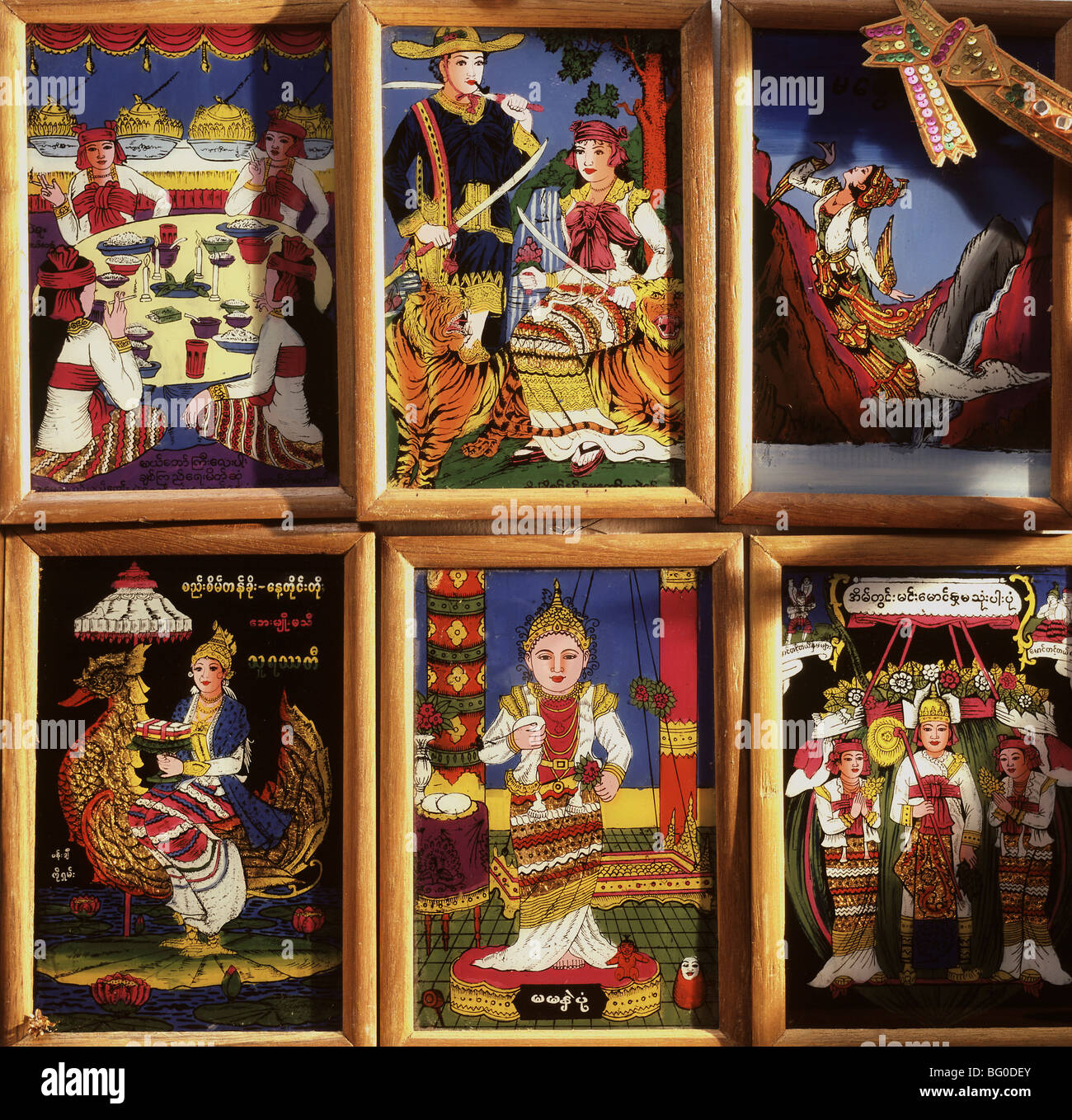 Raccolta di Folk dipinti su vetro che mostra le Nat birmani (spiriti), in vicolo Mercato in Bagan (pagano), Myanmar (Birmania), Asia Foto Stock