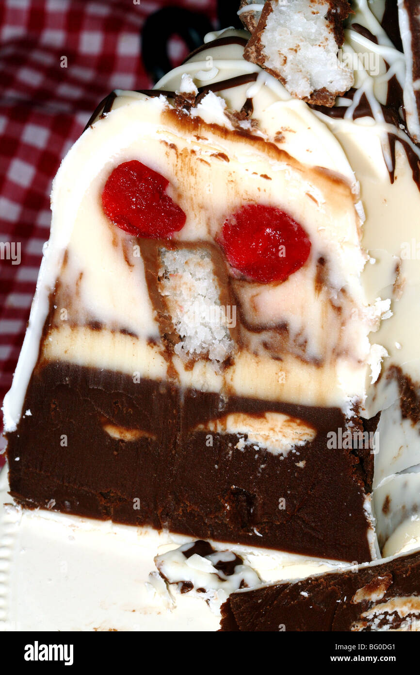 Gateau al cioccolato torta fatta di bianco e cioccolato fondente con ciliegie Foto Stock