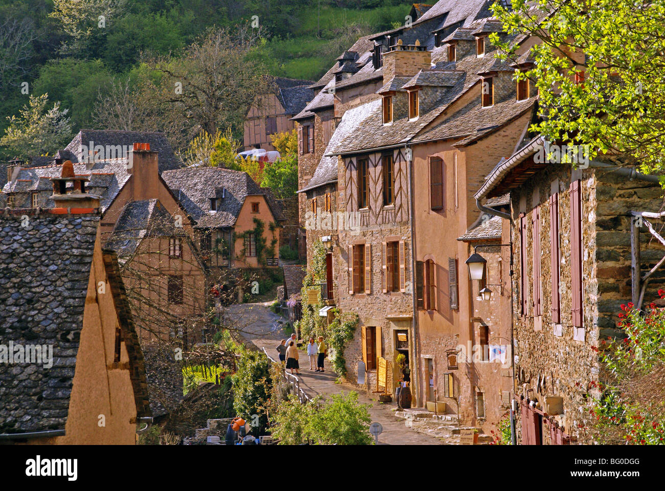 Quando i turisti se ne sono andati. La vecchia città di pellegrinaggio di Conques in Francia in prima serata. Foto Stock