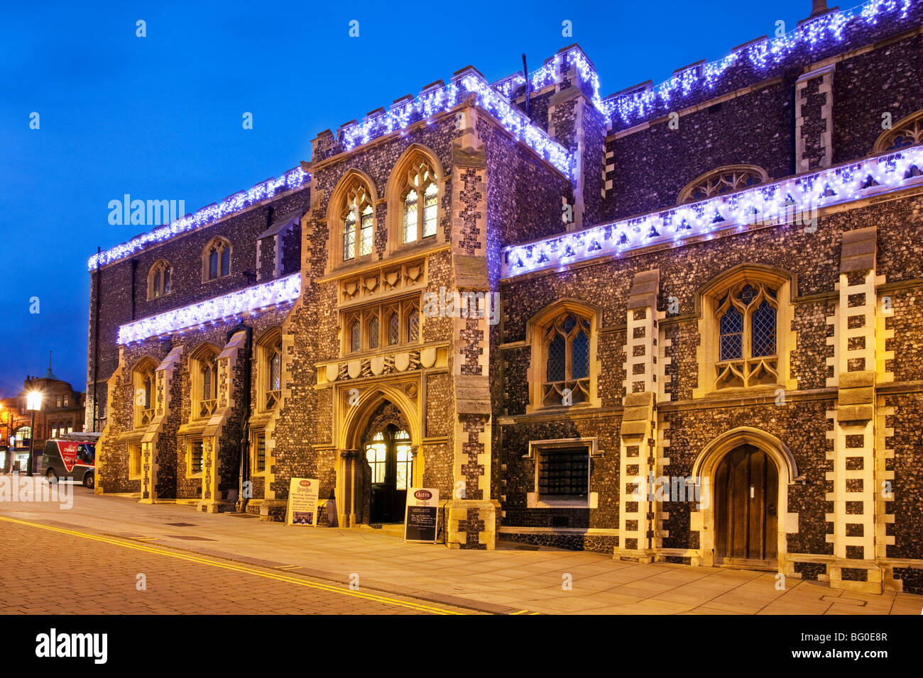Norwich Guildhall e carcere Hill illuminato da luci di Natale Foto Stock