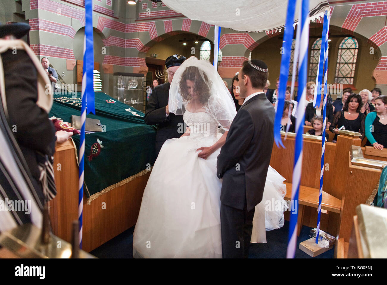Paesi Bassi. Groningen. Matrimonio ebraico di Michael e Natasja Frank nella sinagoga di Groningen. Foto Stock