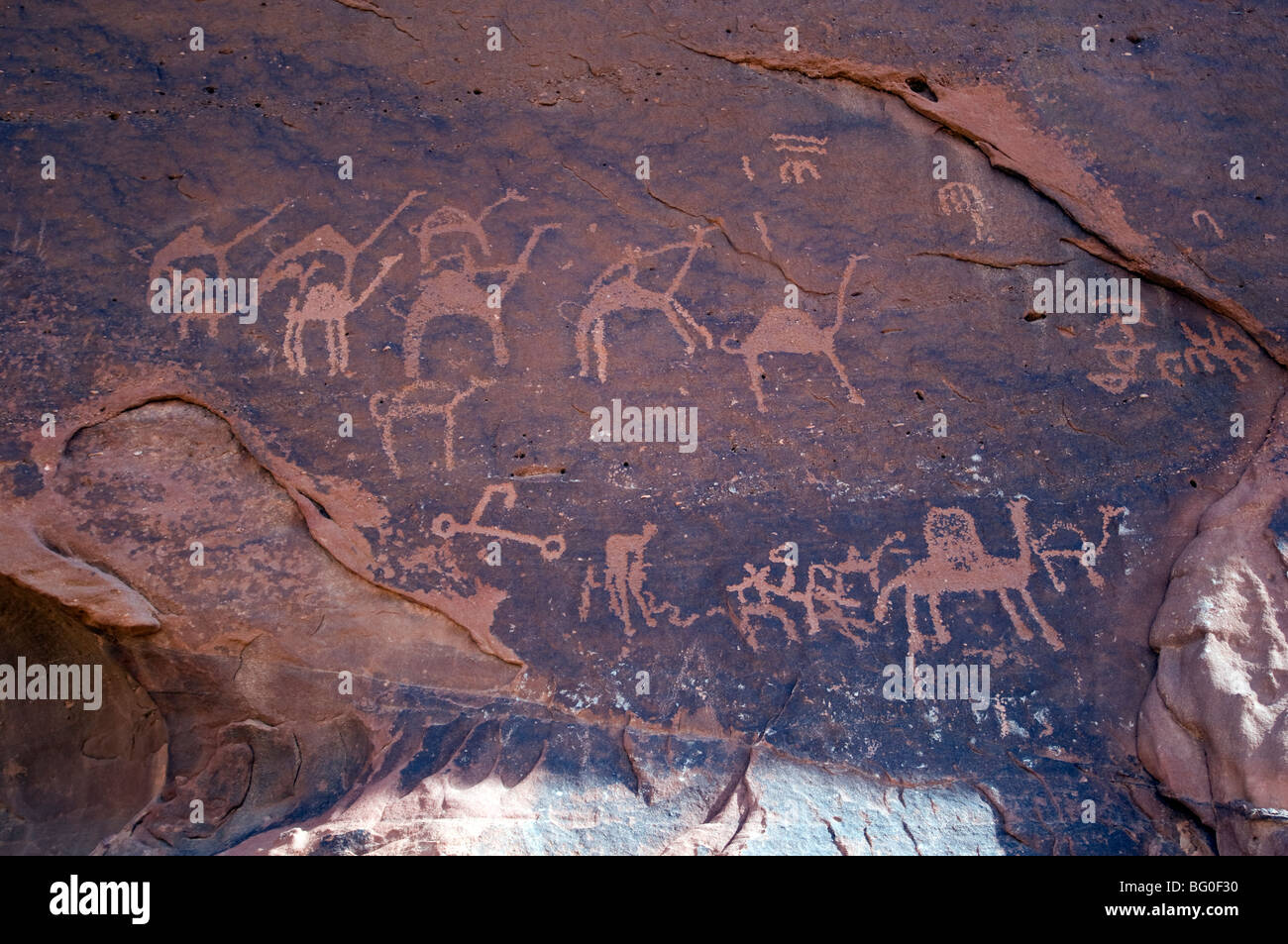 Incisioni rupestri trovate sul lato inferiore del Jebel Um Fishiyah nel Wadi Rum area, Giordania Foto Stock
