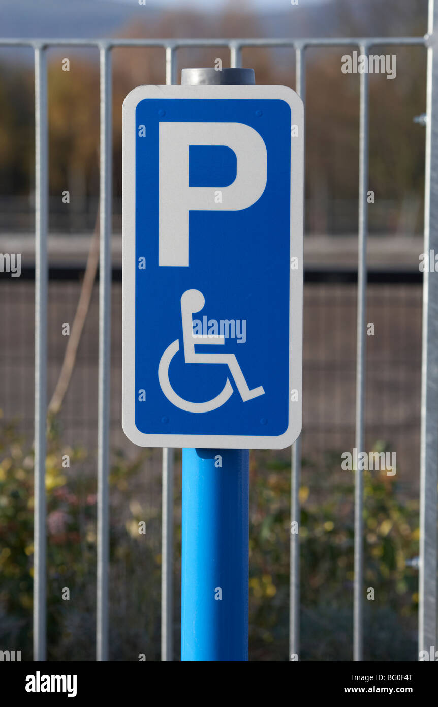 Post con parcheggio disabili firmare in un parcheggio nel Regno Unito Irlanda Foto Stock