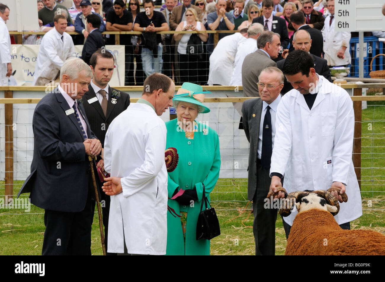 La regina di parlare ad un allevatore di ovini al Royal Highland Show, Edimburgo, Scozia, Regno Unito. Foto Stock
