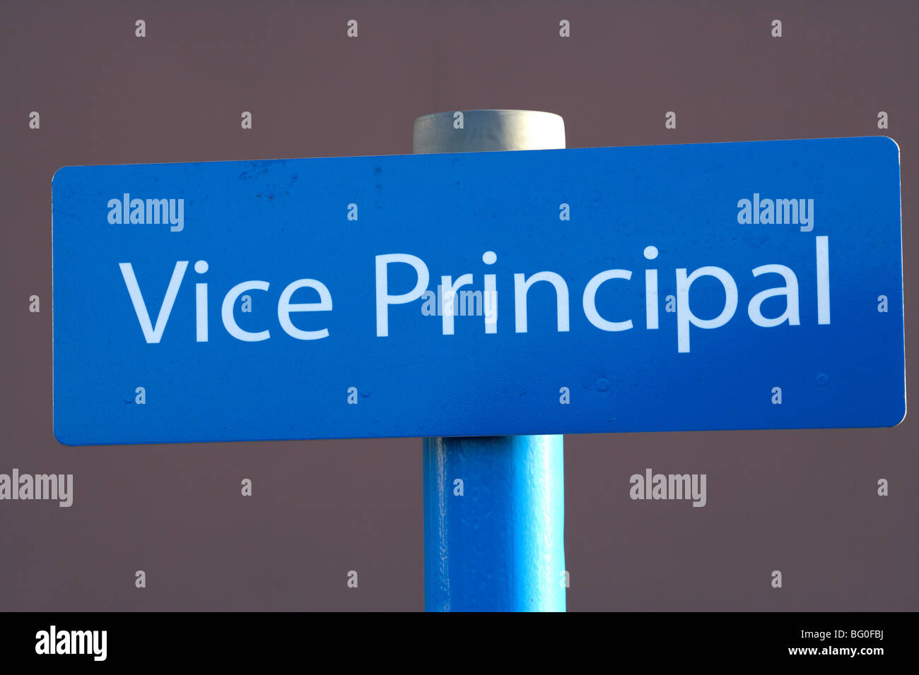 Vice Preside spazio parcheggio auto presso una scuola nel Regno Unito Irlanda Foto Stock