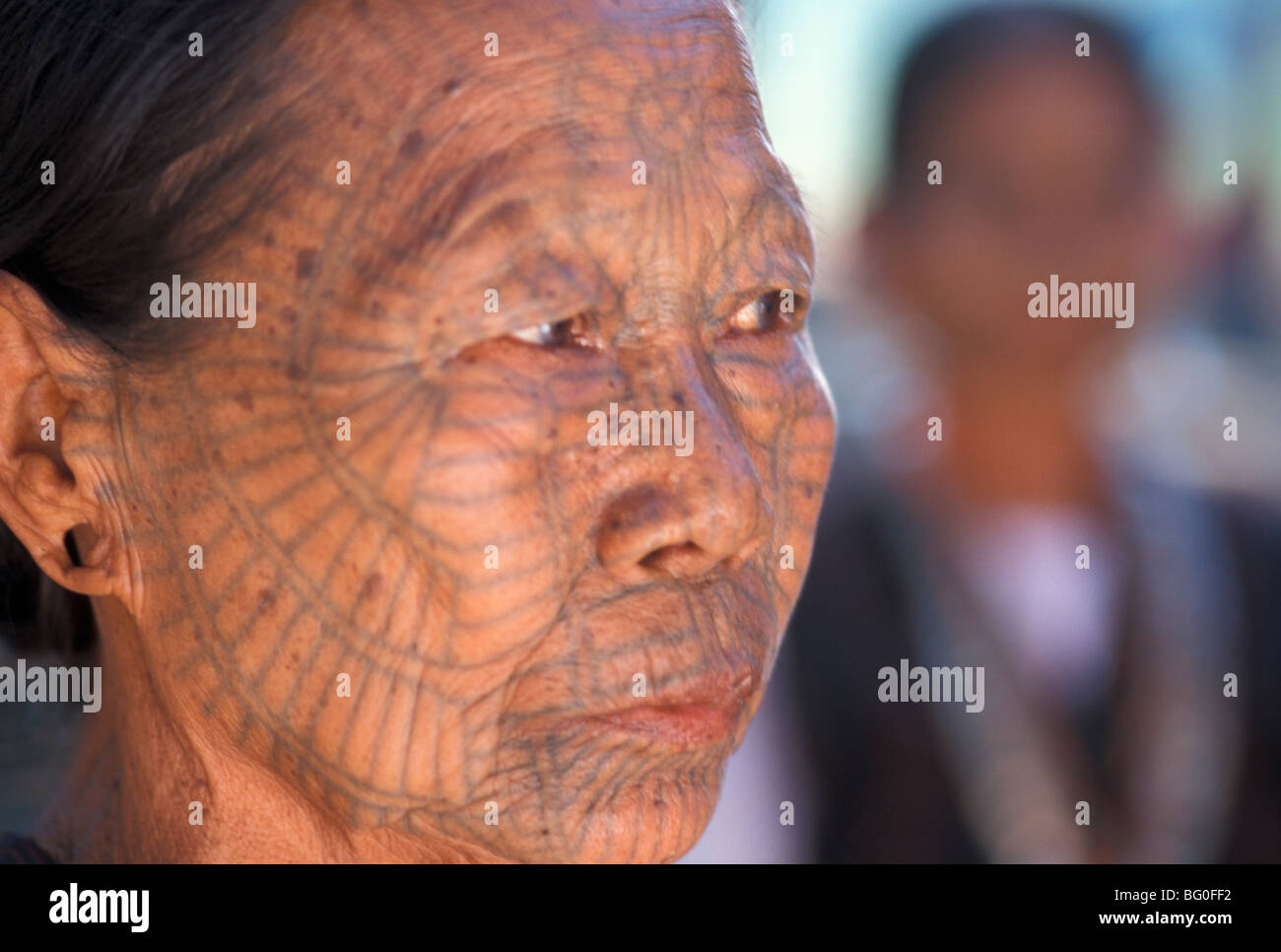 Mento donna con spiderweb tattoo, Stato Chin Stato, Myanmar (Birmania), Asia Foto Stock