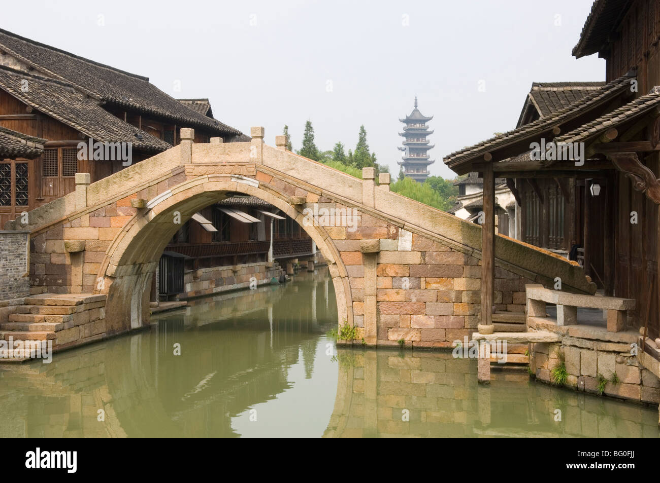 Vista della pittoresca città di acqua di Wuzhen. La provincia di Zhejiang, Cina. Il Loto Bianco Torre visto in lontananza Foto Stock