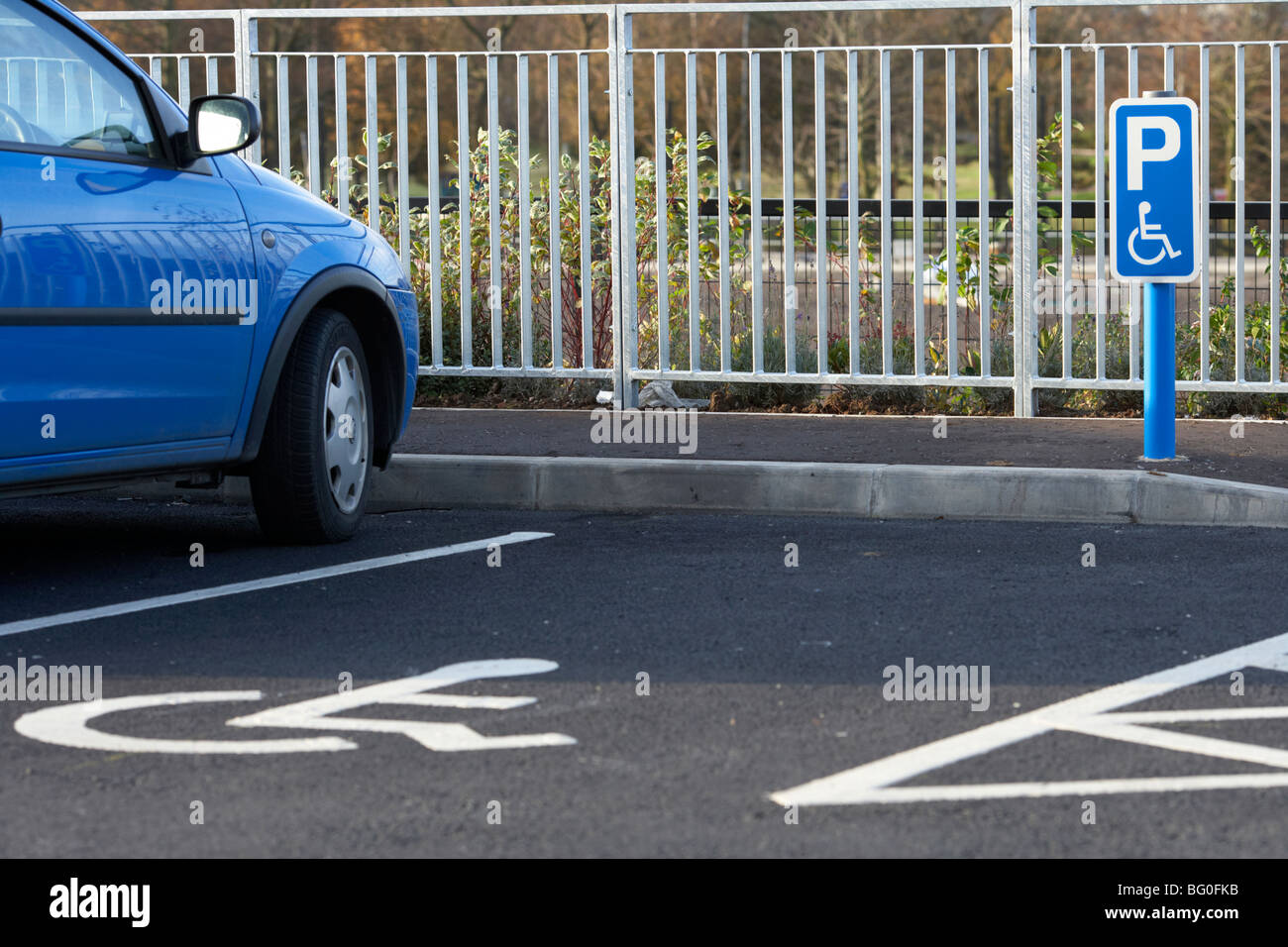 Post con parcheggio disabili segno davanti di una piazzola in un parcheggio nel Regno Unito Irlanda Foto Stock