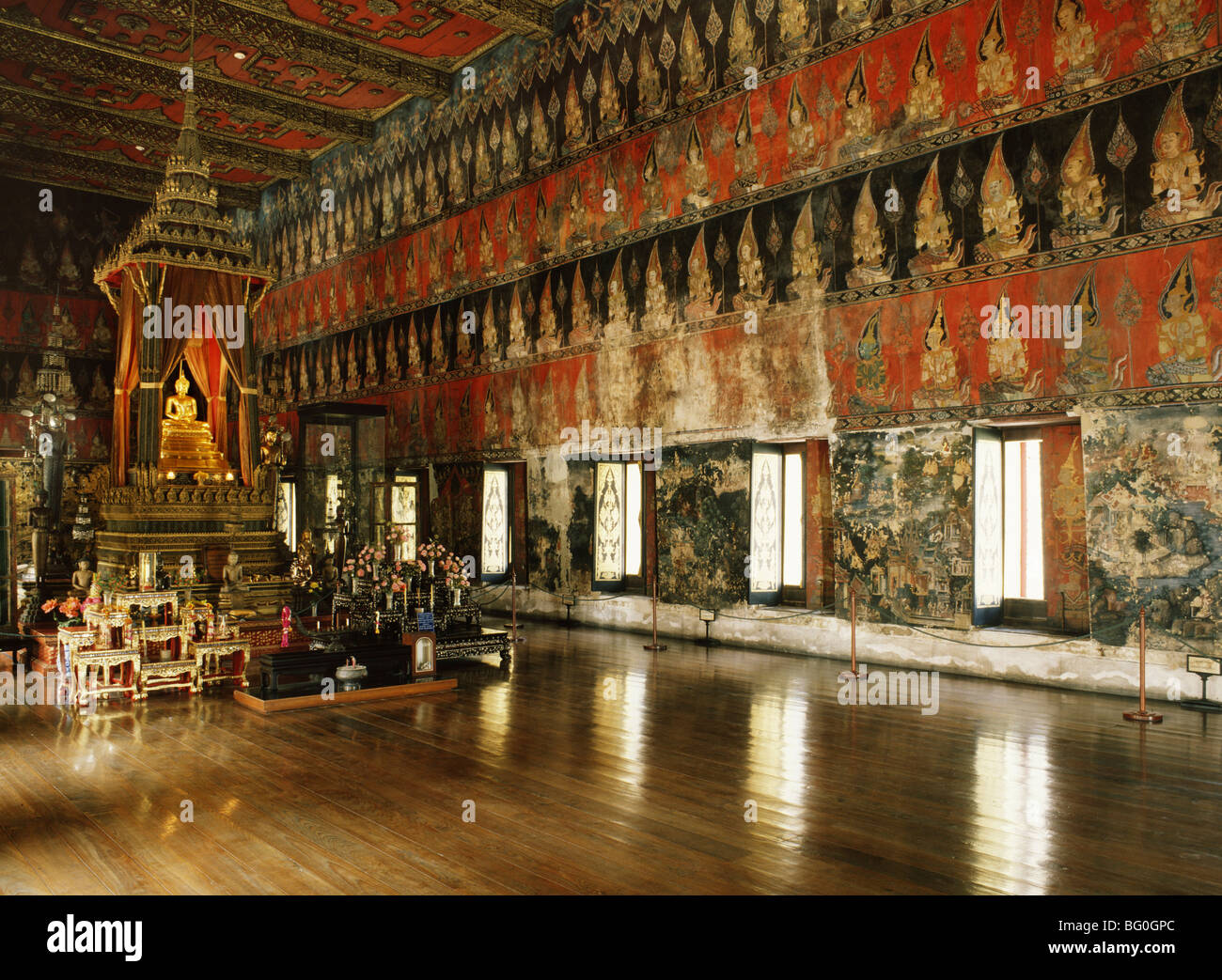 I murali nella Cappella Buddhaisawan, Palazzo di Wang Na, costruito nel 1795, parte del Museo Nazionale di Bangkok, Bangkok, Thailandia Foto Stock