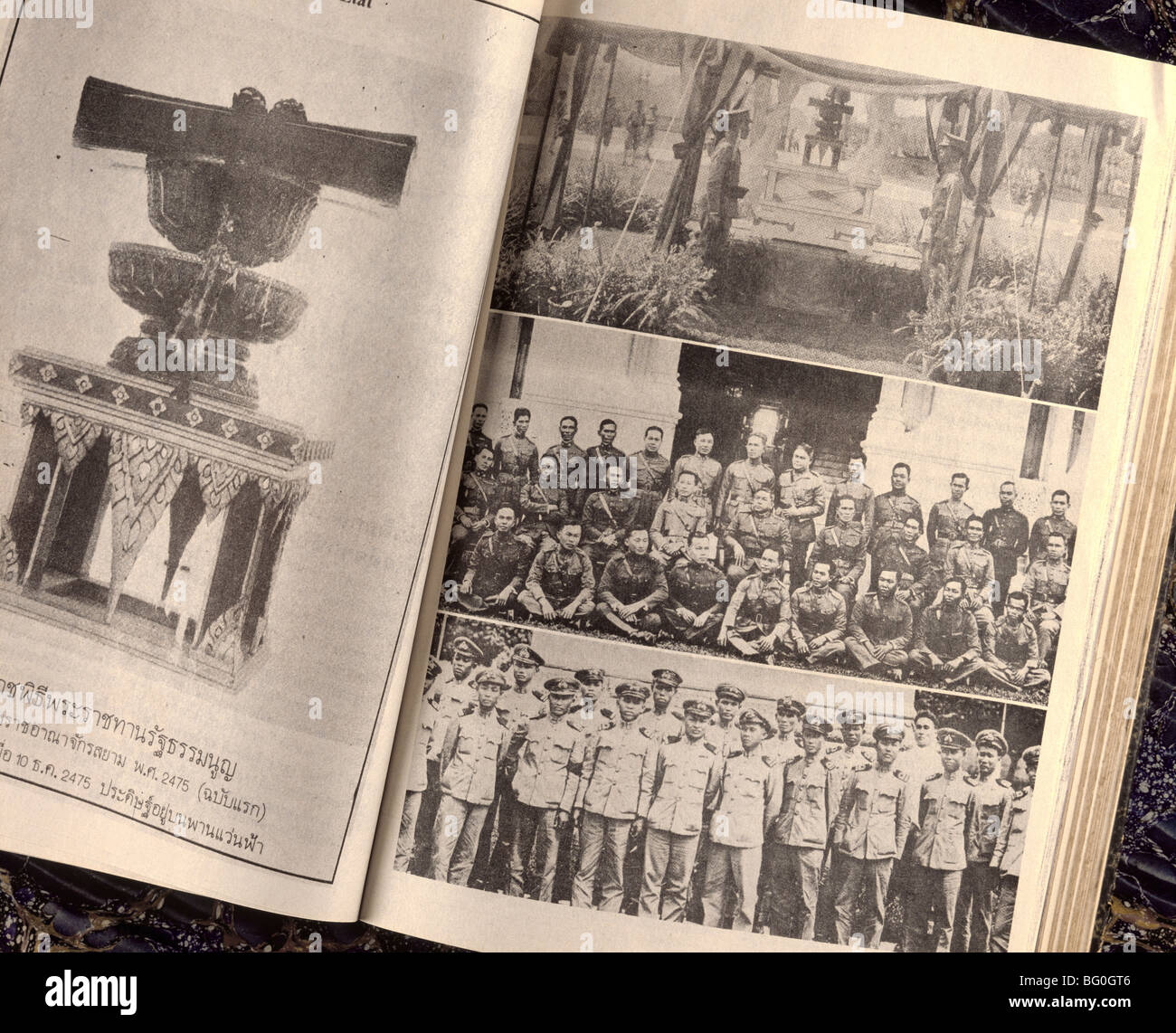 Vecchio libro tailandese che mostra la rivoluzione e la costituzione della monarchia in 1932, Thailandia, Sud-est asiatico, in Asia Foto Stock