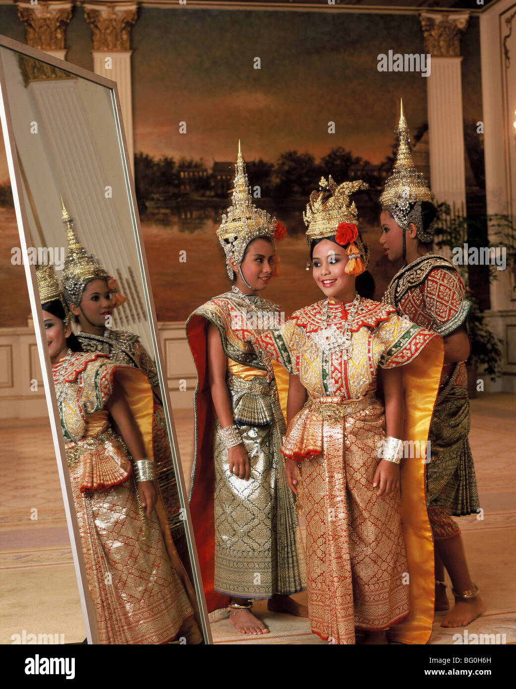 Classica danzatrici tailandesi, Thailandia, Sud-est asiatico, in Asia Foto Stock