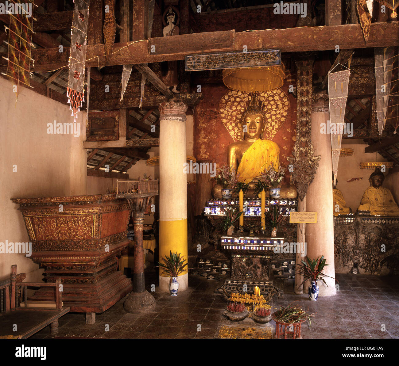 Scrittura torace, statua del Buddha e vetro mosaico-altare al Wat Lai Hin, Lampang, Thailandia, Sud-est asiatico, in Asia Foto Stock