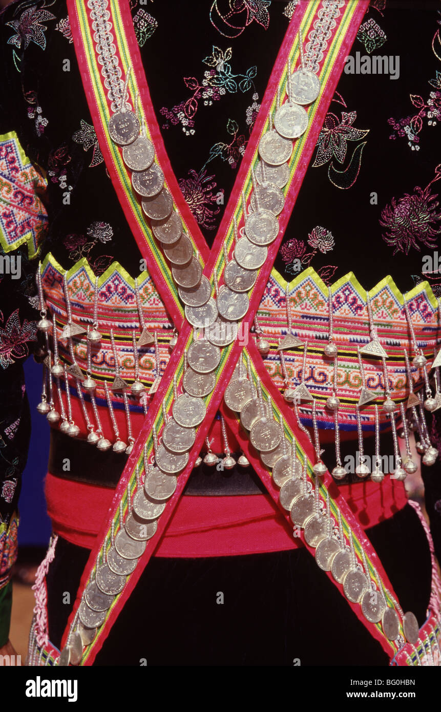 Tessuti e decorazioni di bianco tribù Hmong, Thailandia del Nord Asia sud-orientale, Asia Foto Stock