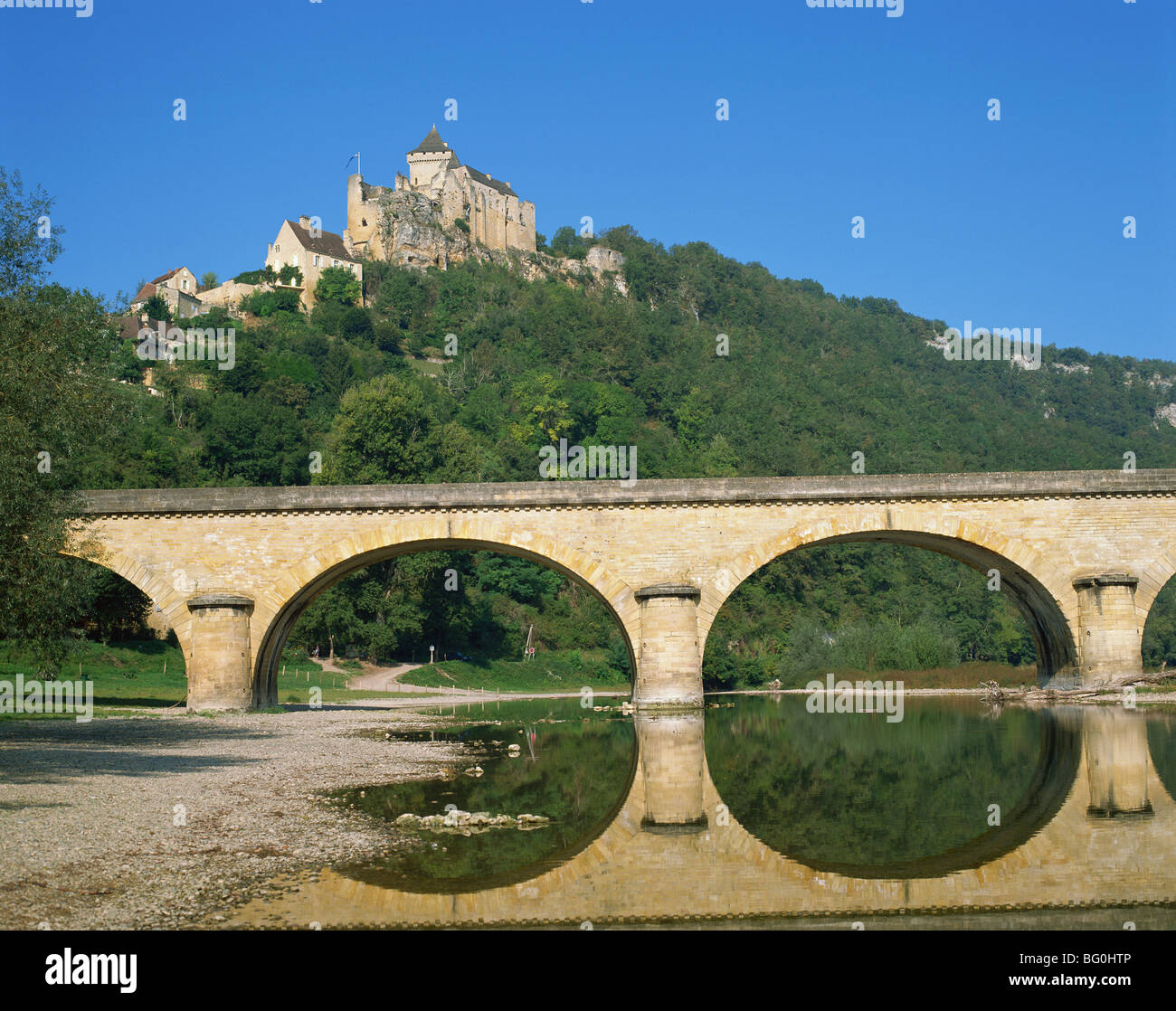 Il castello di Castelnaud e il fiume Dordogna, Dordogne, Aquitania, in Francia, in Europa Foto Stock