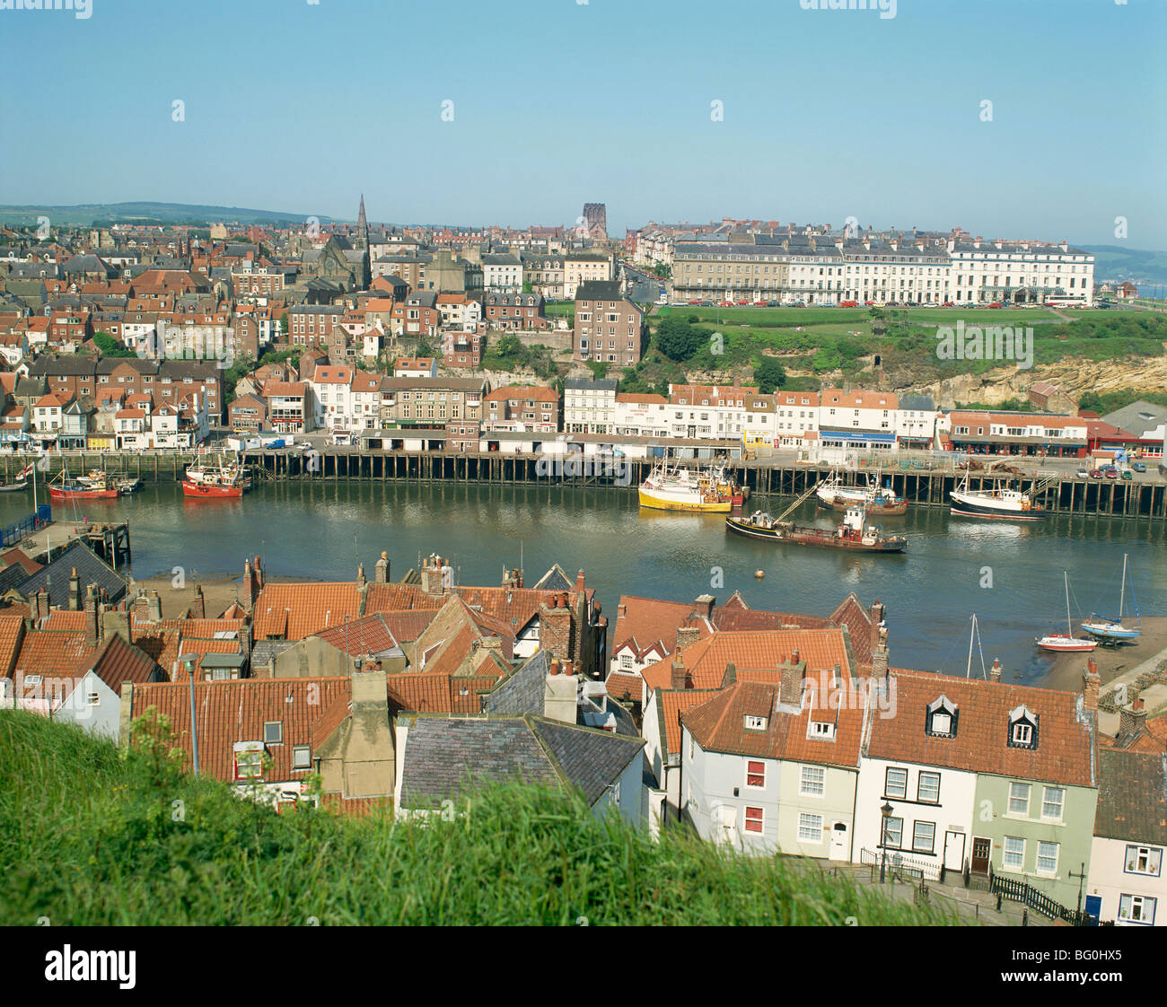 Vista su Whitby da la Pieve di Santa Maria, North Yorkshire, Yorkshire, Inghilterra, Regno Unito, Europa Foto Stock