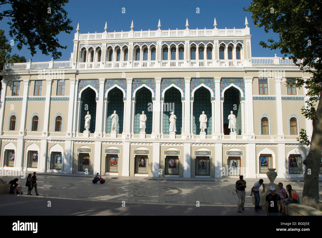 Nizami Museum, con statue di scrittori azera sulla parte anteriore del Museo di Letteratura, Fontane Square, Baku, Azerbaijan, in Asia centrale Foto Stock