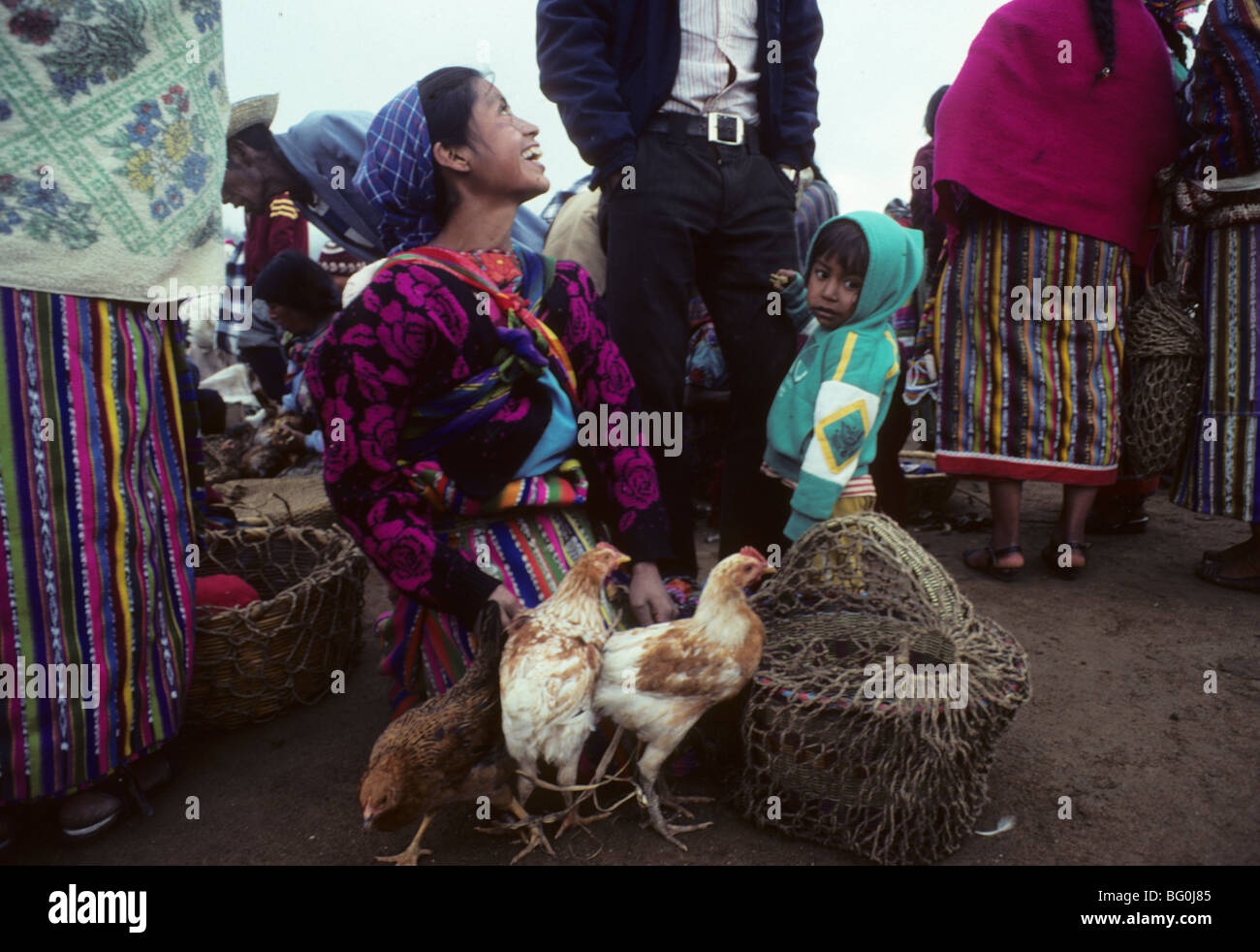 I polli in vendita nel famoso mercato del venerdì a San Francisco El Alto, Guatemala Foto Stock