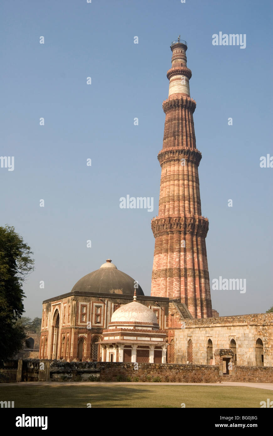 Qutb Minar, vittoria tower 73m alto, costruito tra il 1193 e il 1368 di arenaria, Sito Patrimonio Mondiale dell'UNESCO, Delhi, India, Asia Foto Stock