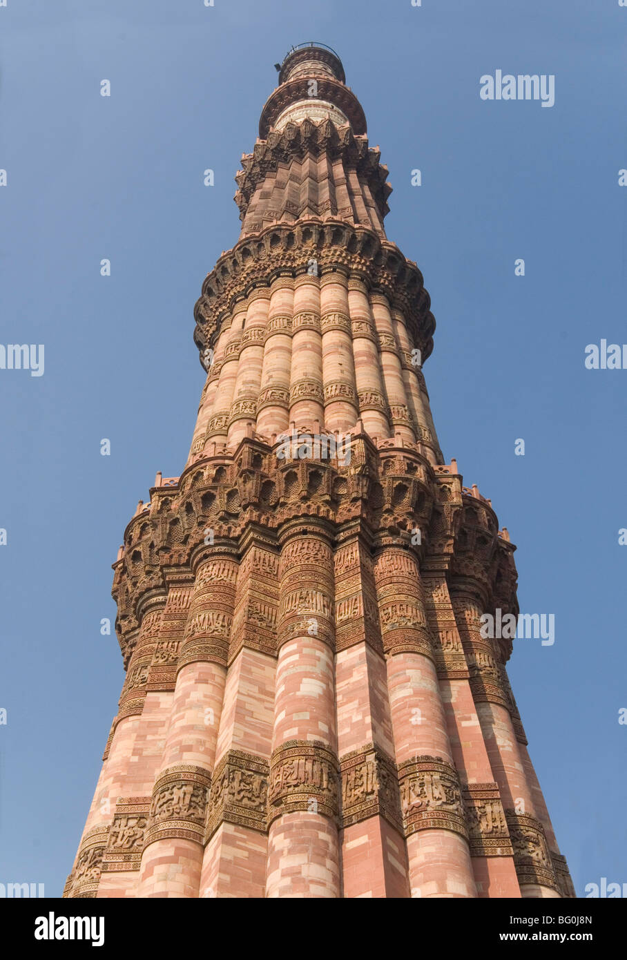Qutb Minar, vittoria torre costruita tra 1193 e 1368 di arenaria, 73m alto, Sito Patrimonio Mondiale dell'UNESCO, Delhi, India, Asia Foto Stock