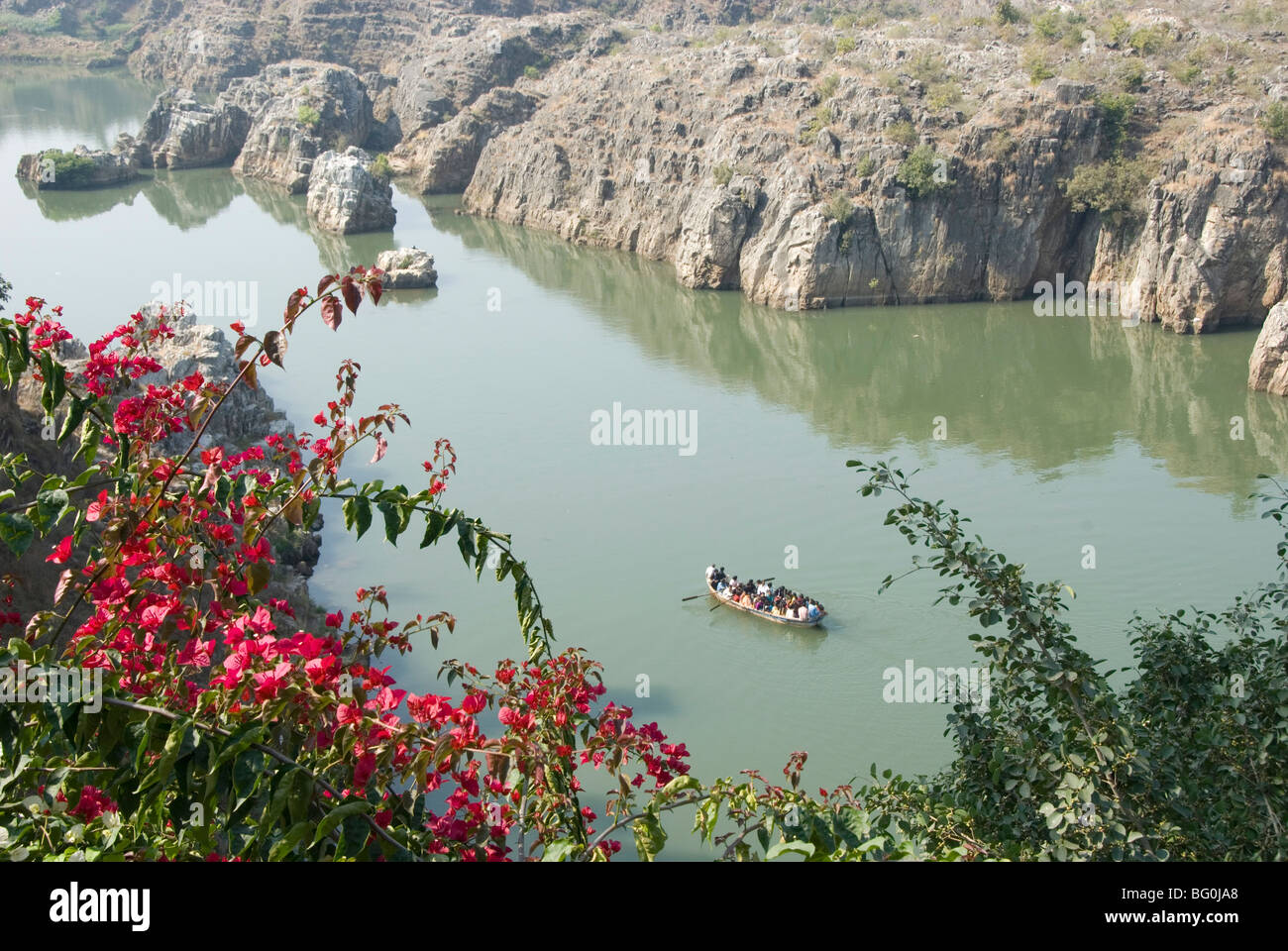 Imbarcazione turistica andando nelle rocce di marmo Gorge, sul fiume Narmada, Bhedaghat, Jabalpur, Madhya Pradesh, India, Asia Foto Stock