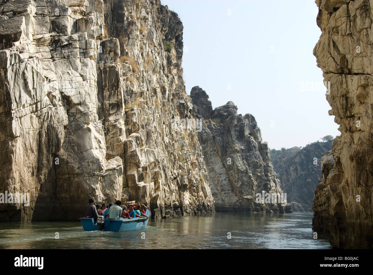 Imbarcazione turistica nelle rocce di marmo Gorge, sul fiume Narmada, Bhedaghat, Jabalpur, Madhya Pradesh, India, Asia Foto Stock
