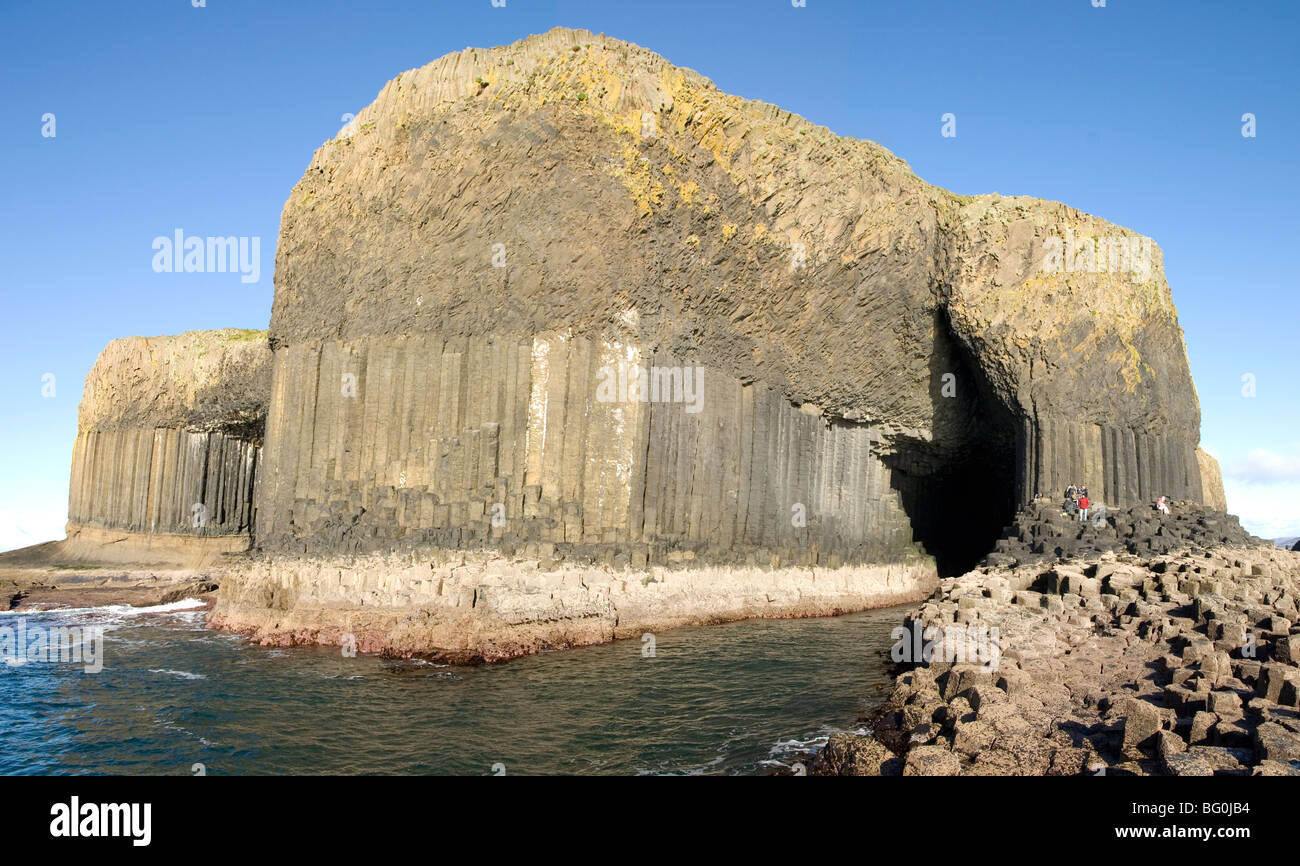 Basalto colonnare con lava Fingal's Cave tagliati in essa dal mare, staffa, off west coast of Mull, Ebridi Interne, Scotland, Regno Unito Foto Stock