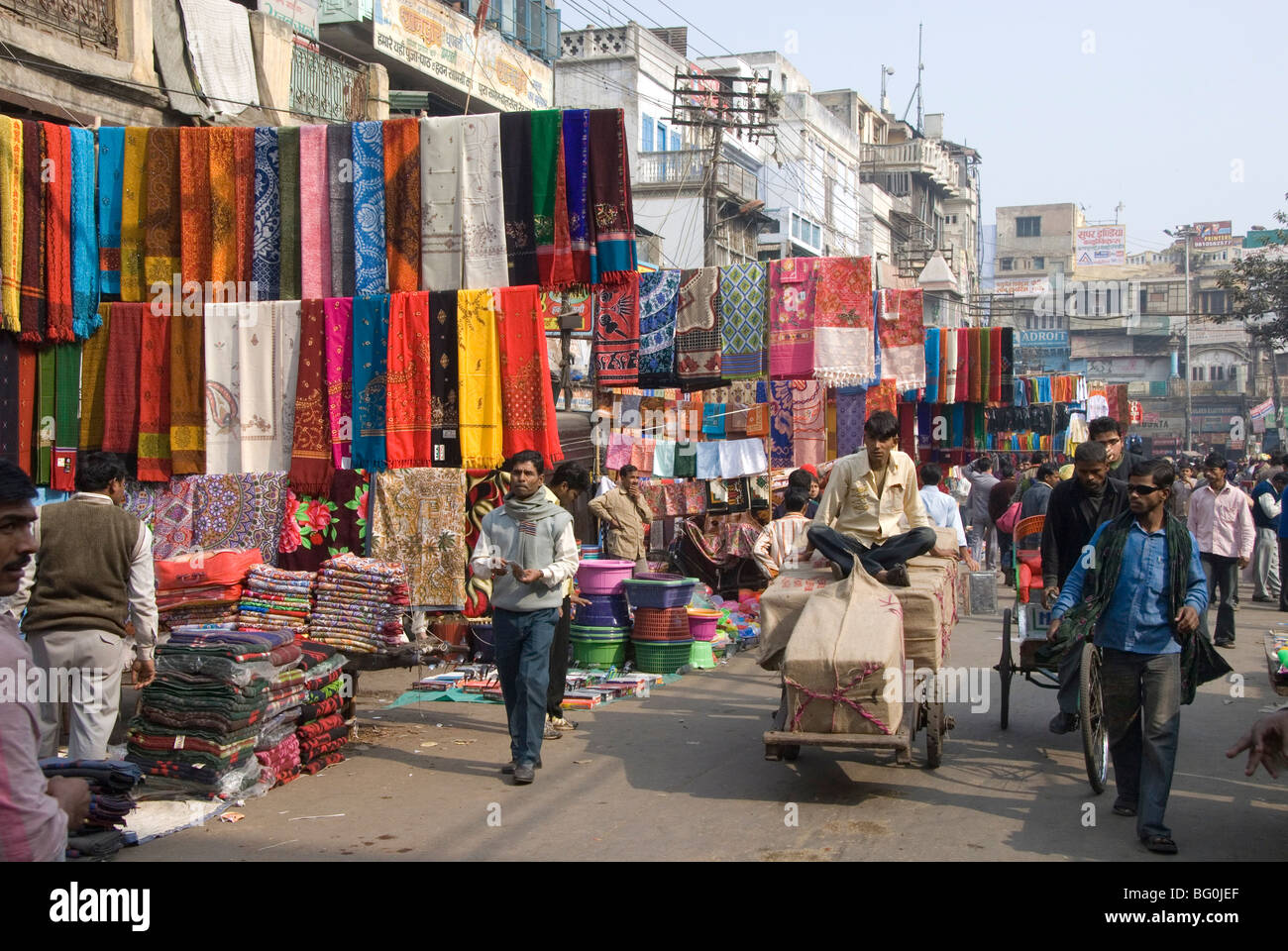 Domenica mattina il mercato tessile, Chandni Chowk, Vecchia Delhi, India, Asia Foto Stock