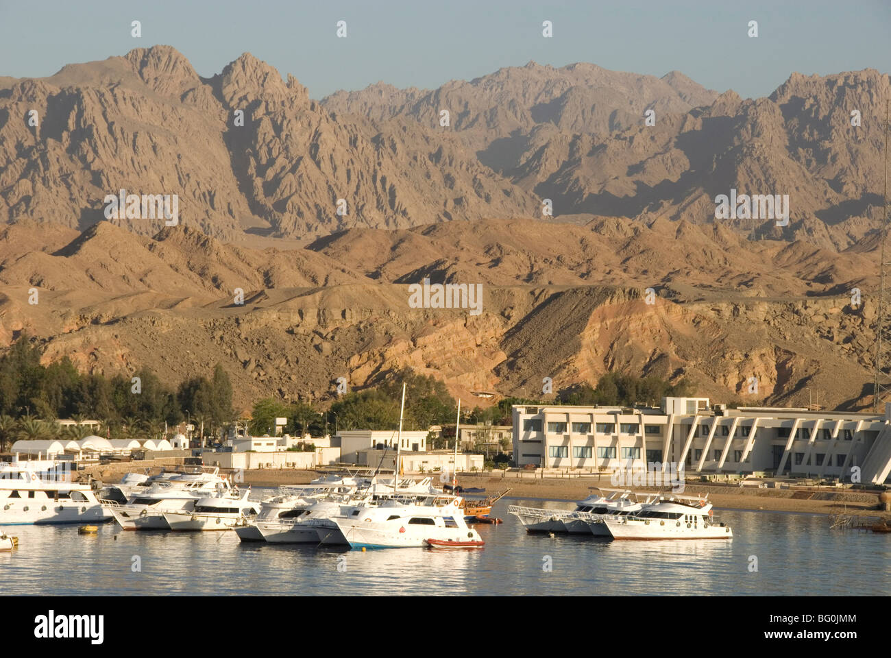 Porto e marina di fronte montagne brulle, Sharm el Sheik, la penisola del Sinai, Golfo di Aqaba, Mar Rosso, Egitto, Nord Africa Foto Stock