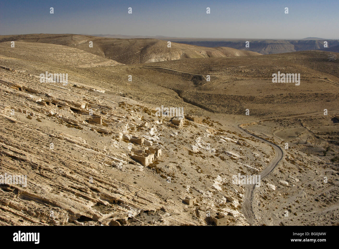 Paesaggio arido e villaggio abbandonato in Giordania Foto Stock