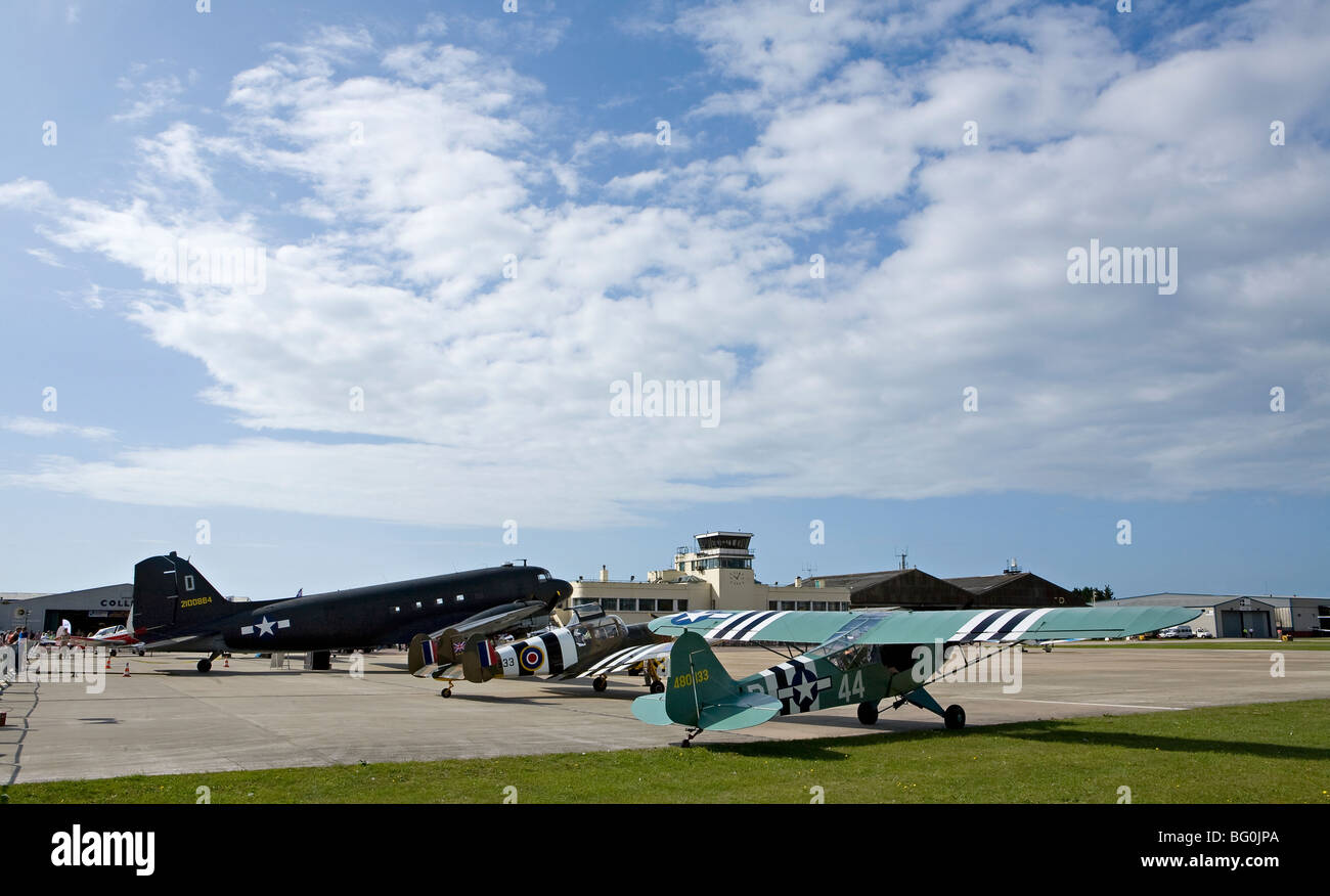 Dakota DC3 e Piper Cub a Shoreham airport, Sussex, Inghilterra Foto Stock