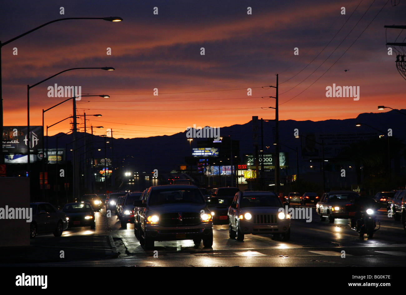 A tarda sera il traffico in Las Vegas, Nevada, STATI UNITI D'AMERICA Foto Stock