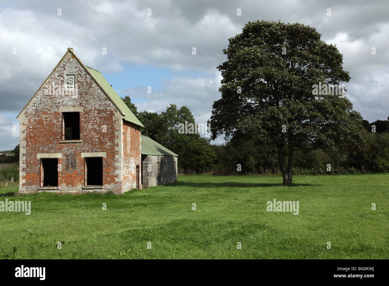 Fattoria di Seagram nel villaggio abbandonato di Imber. Ora un'area di addestramento militare sulla piana di Salisbury, Wiltshire, Inghilterra, Regno Unito Foto Stock