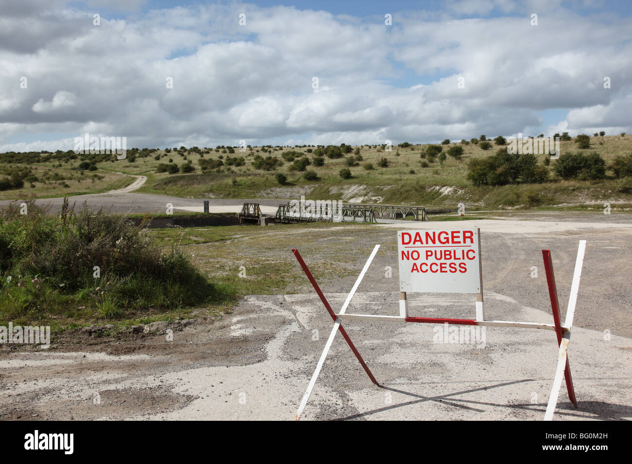 Pericolo, segnale di accesso pubblico assente, Salisbury Plain, Wiltshire, Inghilterra, Regno Unito Foto Stock