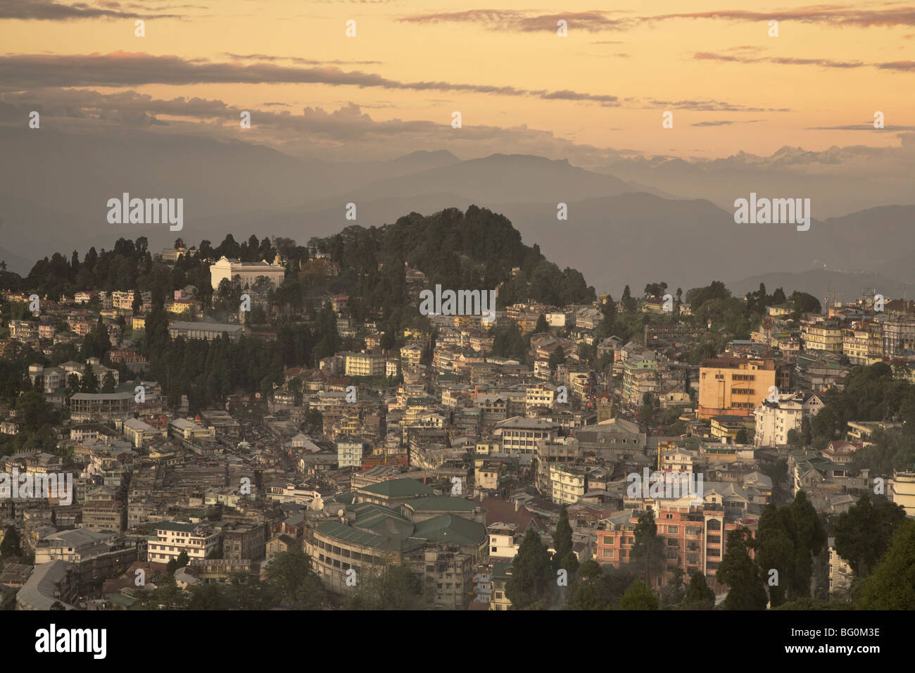 Vista del centro città, Darjeeling, West Bengal, India, Asia Foto Stock