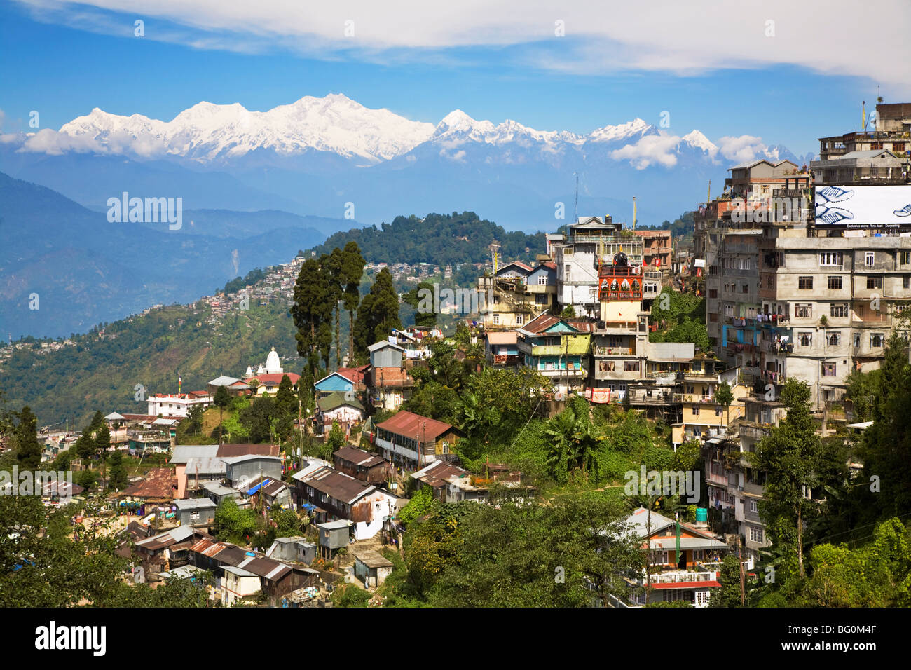 Vista di Darjeeling e Kangchendzonga, gamma di Kangchendzonga da Allegro Resorts, Darjeeling, West Bengal, India, Asia Foto Stock