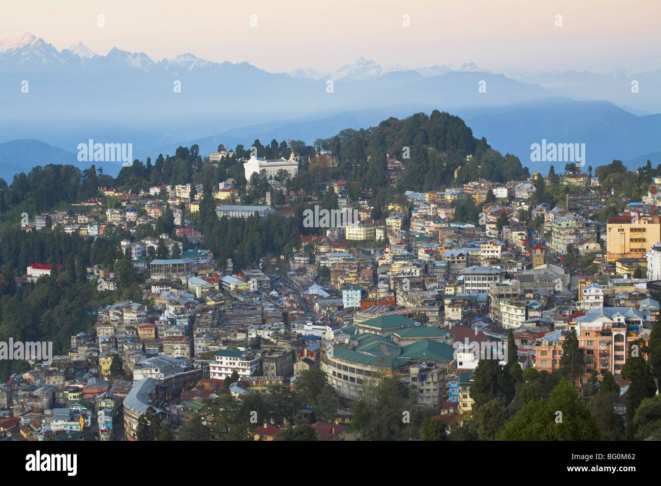 Vista del centro città, Darjeeling, West Bengal, India, Asia Foto Stock