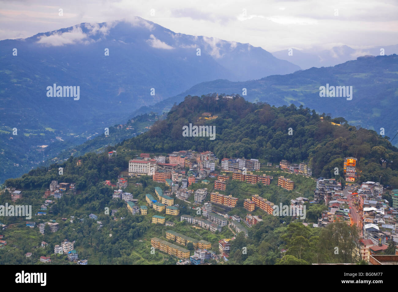 Vista della città bassa e Damovar teleferica edificio, Gangtok, Sikkim, India, Asia Foto Stock