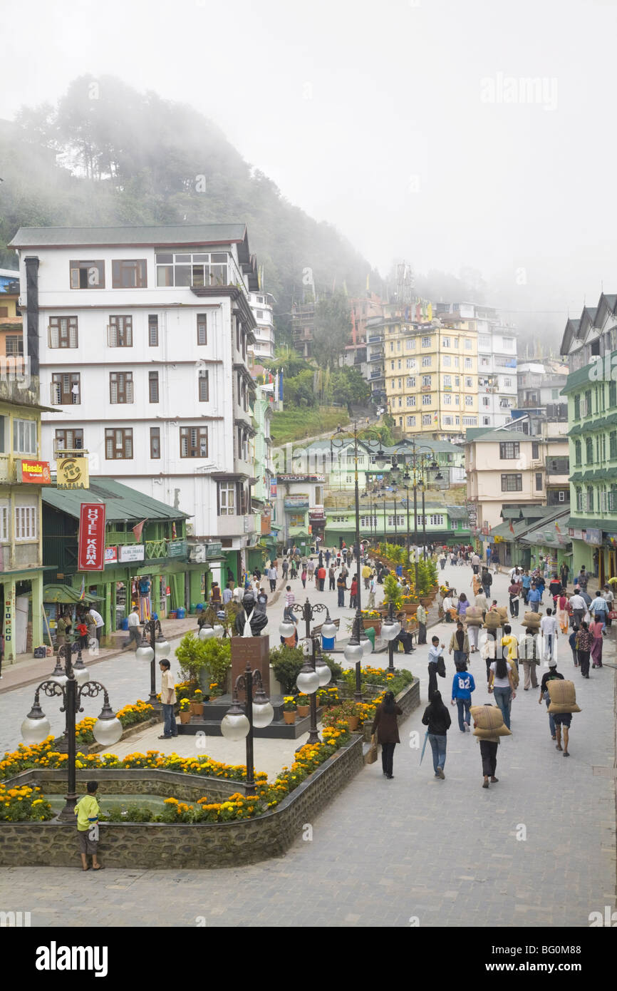 Il Mahatma Gandhi Marg (MG Marg), la principale strada dello shopping, Gangtok, Sikkim, India, Asia Foto Stock