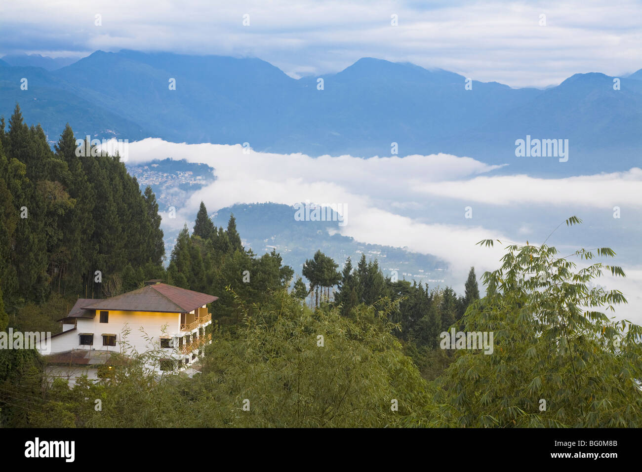 Casa vicino a Rumtek Gompa complesso che si affaccia Gangtok con deriva nuvole sulla città, Gangtok, Sikkim, India, Asia Foto Stock