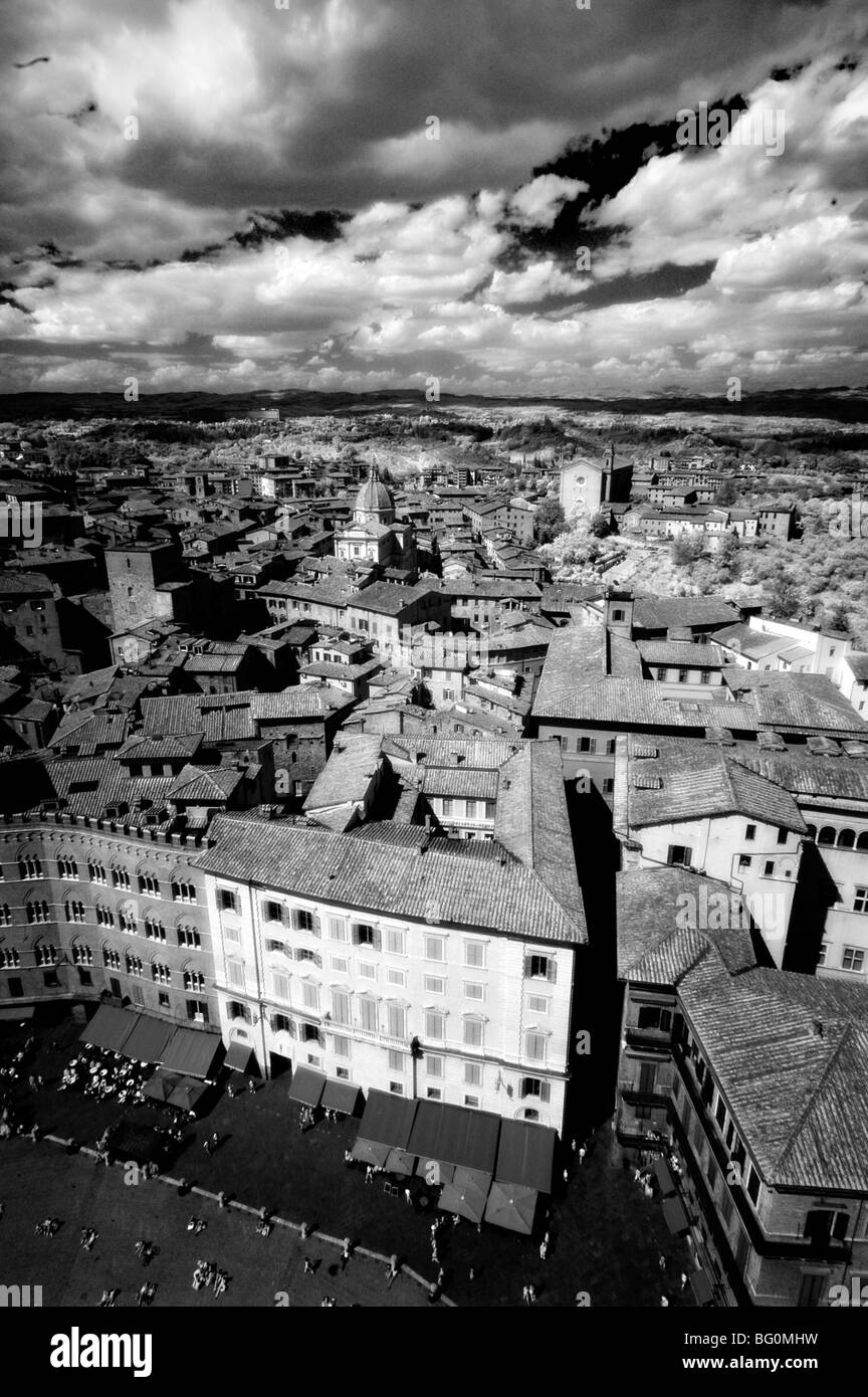 Infra Rosso immagine della vista di Siena in Piazza del Campo dalla Torre del Mangia a Siena, Toscana, Italia, Europa Foto Stock