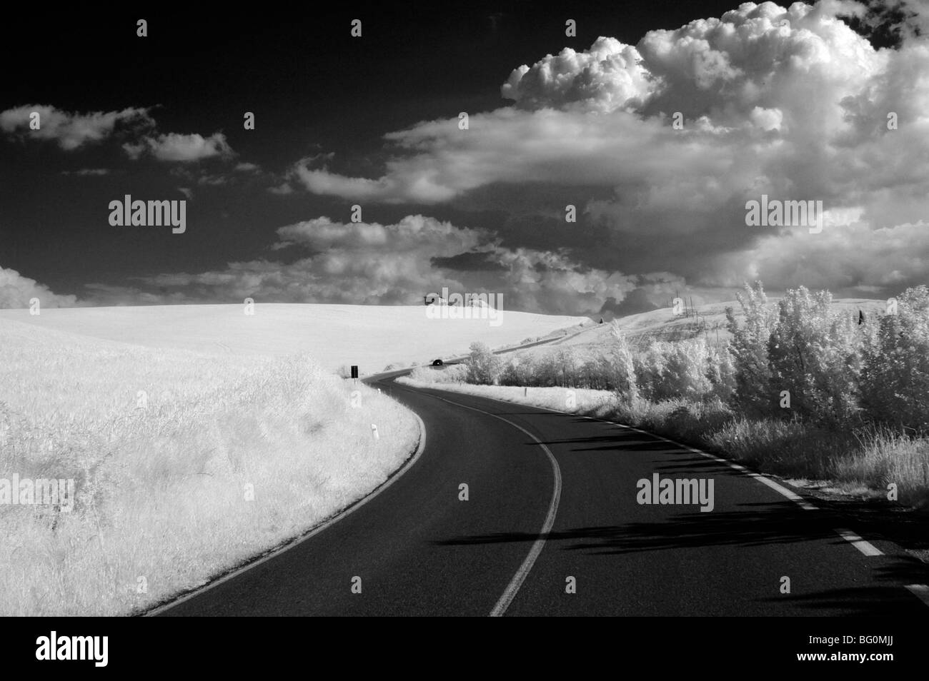 Infra Rosso immagine del paese su strada e nuvole drammatico, vicino a Pienza, Toscana, Italia, Europa Foto Stock
