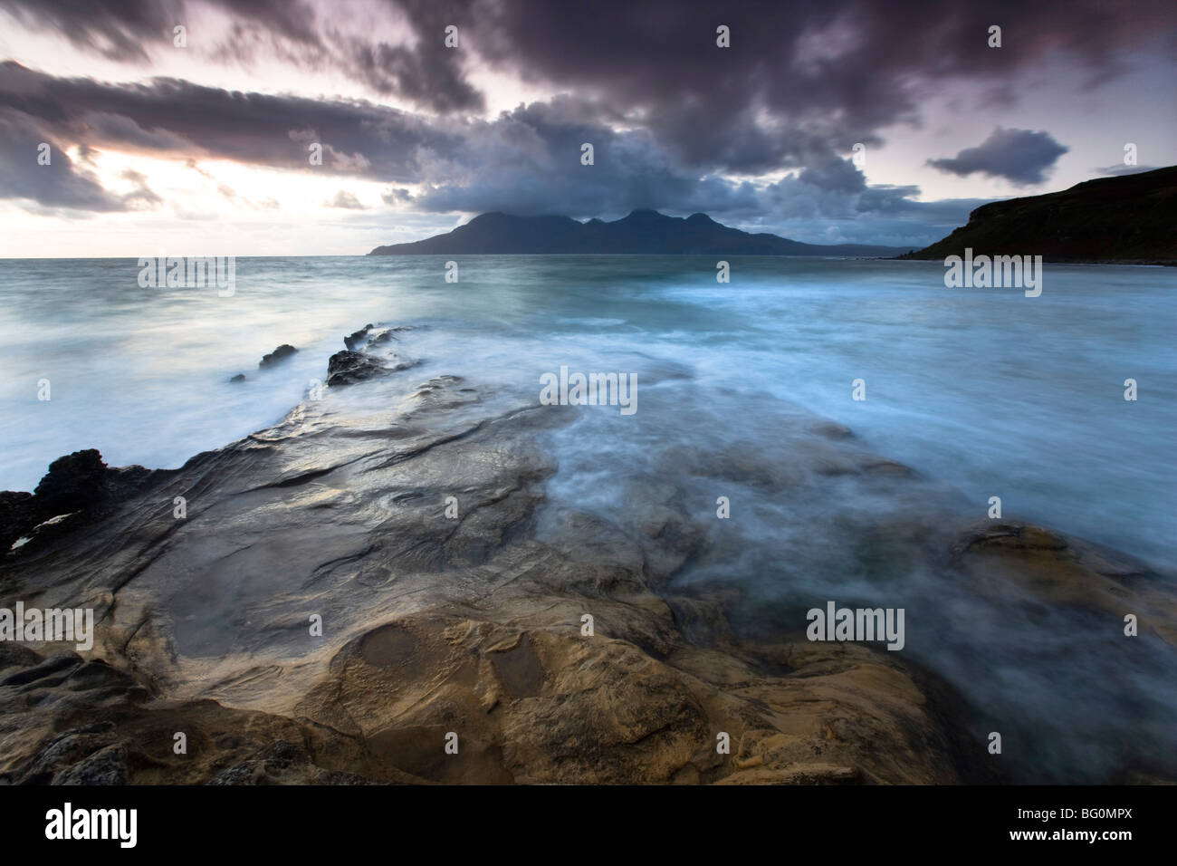 Vista verso l' Isola di rum da rocce a cantare Sands (Camas Sgiotaig), Isola di Eigg, Ebridi Interne, Scotland, Regno Unito Foto Stock