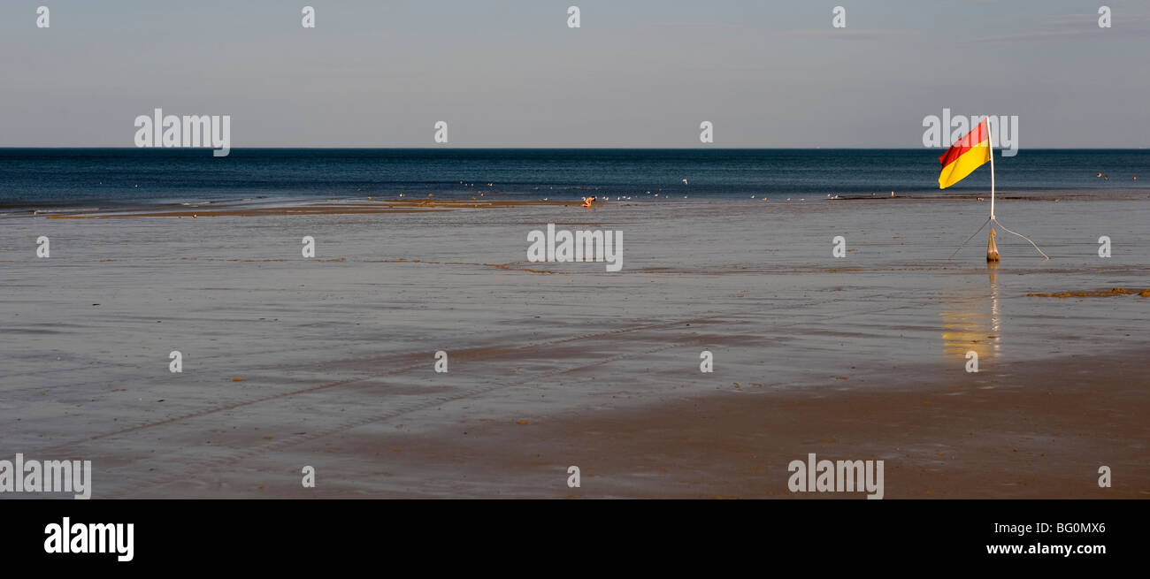 Marea con limite di balneazione bandiera su cromer beach north NORFOLK REGNO UNITO Foto Stock