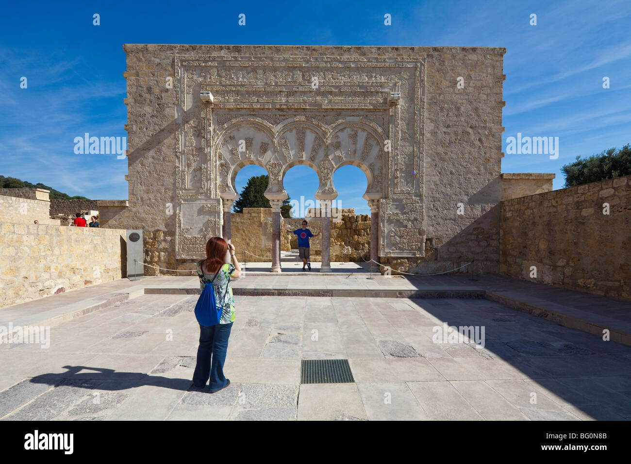 Ragazza tenendo la foto del ragazzo, Madinat al-Zahra, Cordoba, Andalusia, Spagna Foto Stock