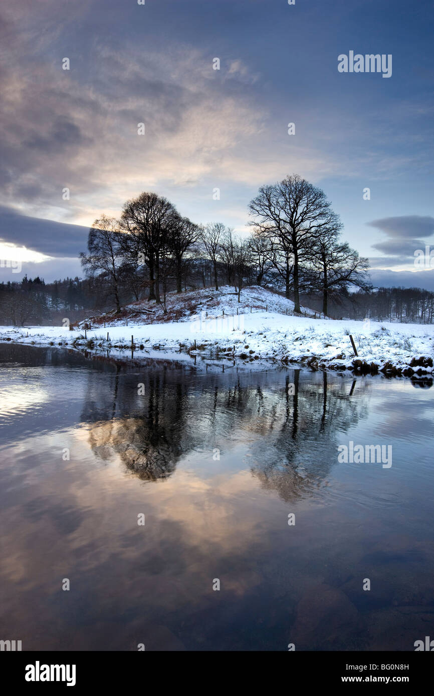 Vista invernale del Fiume Brathay con neve e riflessioni, Ambleside, Parco Nazionale del Distretto dei Laghi, Cumbria, England, Regno Unito Foto Stock