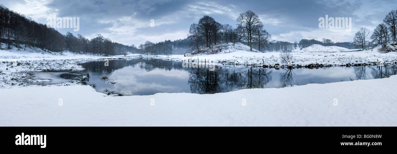 Vista invernale del Fiume Brathay con neve e riflessioni, Ambleside, Parco Nazionale del Distretto dei Laghi, Cumbria, England, Regno Unito Foto Stock