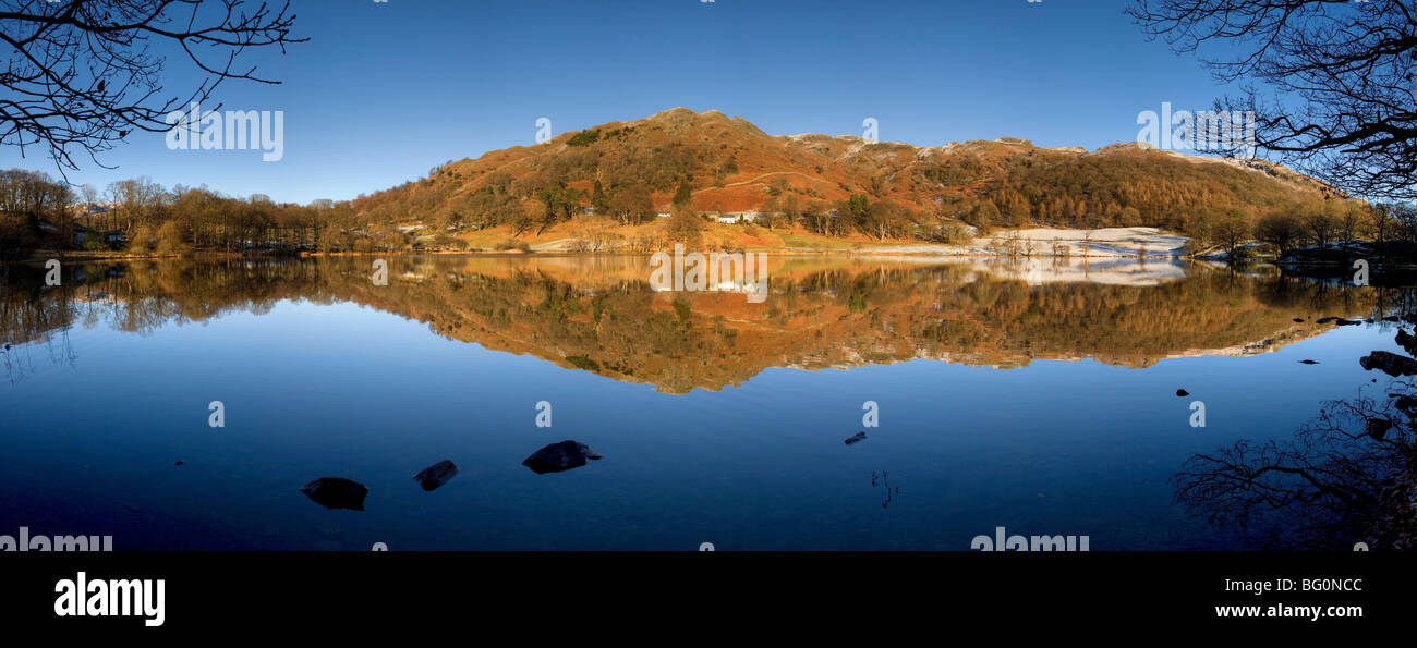 Vista invernale attraverso Loughrigg Tarn con riflessioni, Parco Nazionale del Distretto dei Laghi, Cumbria, England, Regno Unito Foto Stock