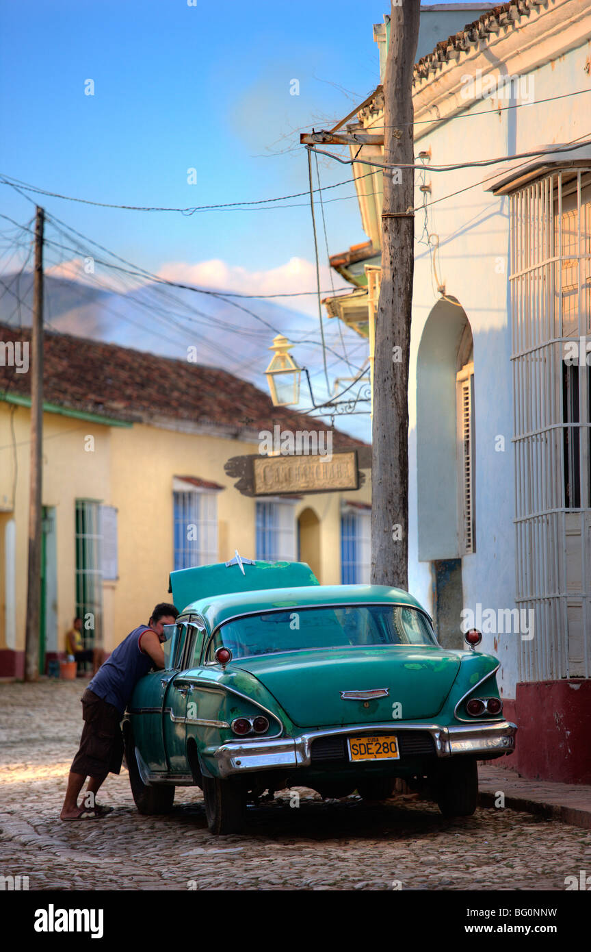 Scena di strada con edifici coloniali e classico verde vettura americana, Trinidad, Cuba, West Indies, America Centrale Foto Stock